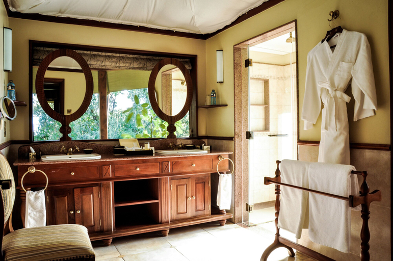Bathroom 5, Lake Elmenteita Serena Camp, Gilgil