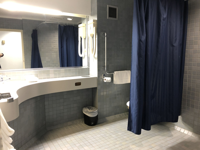 Bathroom 2, Alcamo Hotel & Conference Centre, Hamilton