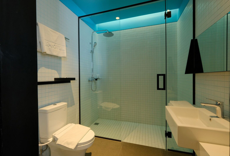 Bathroom 5, ARTOTEL Gajahmada Semarang, Semarang