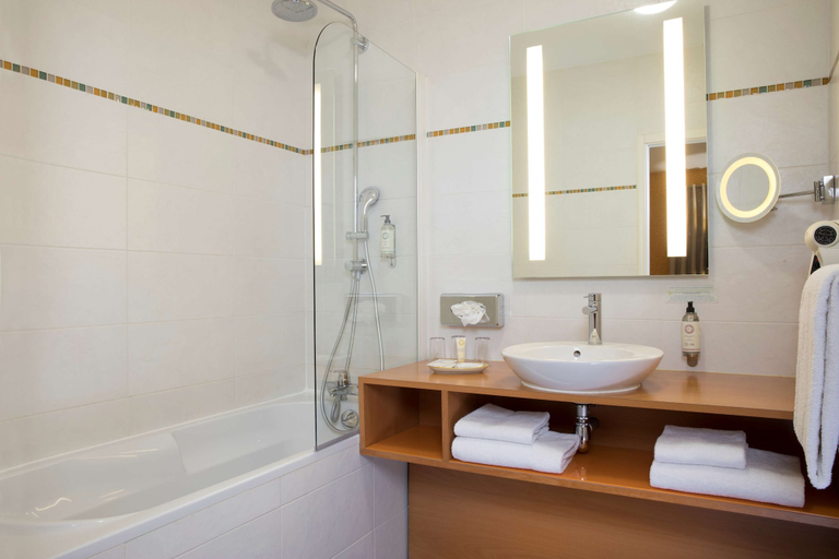 Bathroom 5, Best Western Plus Hotel de la Regate, Loire-Atlantique