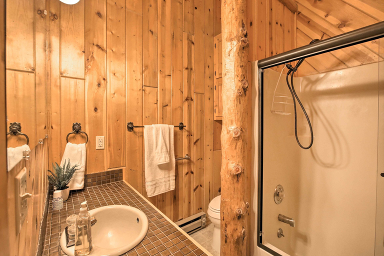 Others 4, A-frame Home w/ Breathtaking Views & Hot Tub!, Gallatin