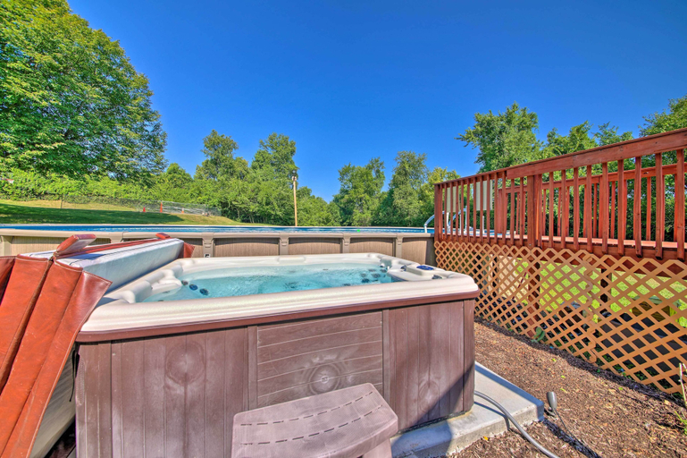 Sport & Beauty, 'Hidden Paradise' on 5 Acres w/ Hot Tub & Deck!, Saint Louis