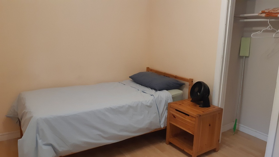 Bedroom 3, McMaster Accommodations, Hamilton
