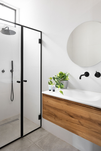 Bathroom, Spacious & Modern 3BD Apartment 2-min From Beach