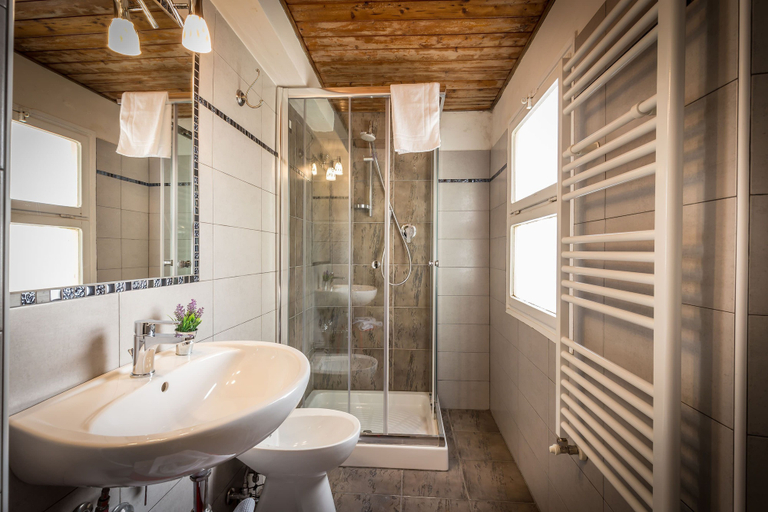 Bathroom 4, Hotel Ferretti, Florence