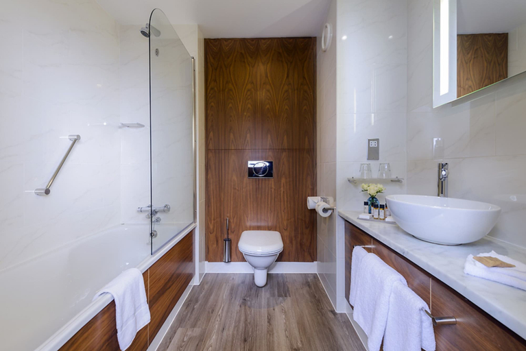 Bathroom 5, The Manor West Hotel & Leisure Club