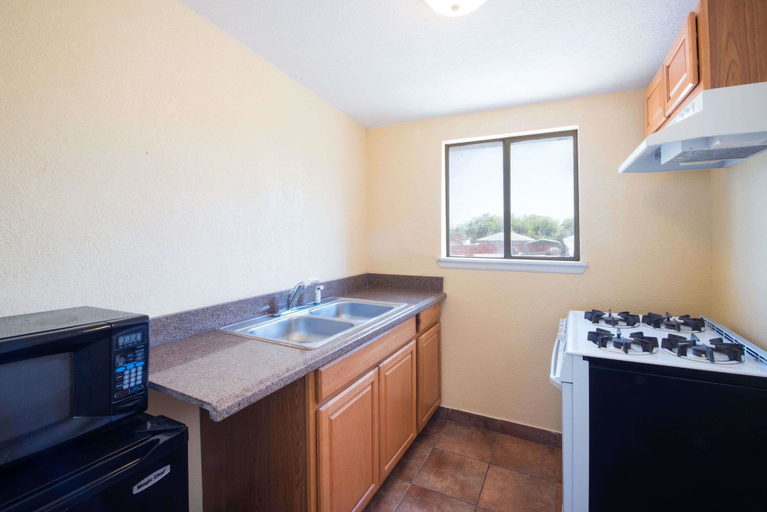 Others 5, Executive Inn and Kitchenette Suites, Maverick
