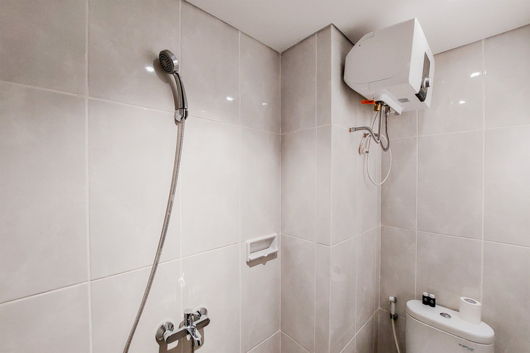 Bathroom 5, Homey and Comfortable Studio at Serpong Garden Apartment By Travelio, Tangerang