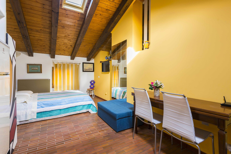 Bedroom 4, Wonderful, Quiet and Bright Apartment. In the Center Historian, Bologna