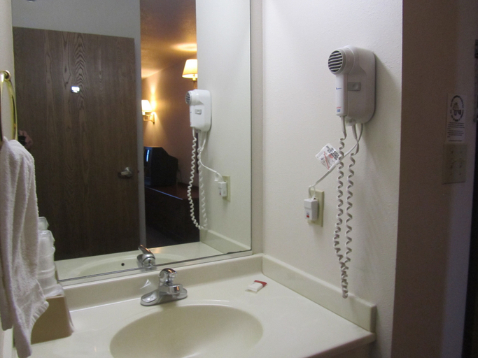 Bathroom 3, Park View Inn & Suites and Conference Center, Kossuth