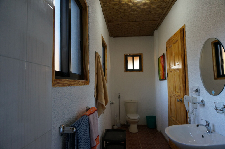 Bathroom 3, Pintuyan Dive Resort, Pintuyan