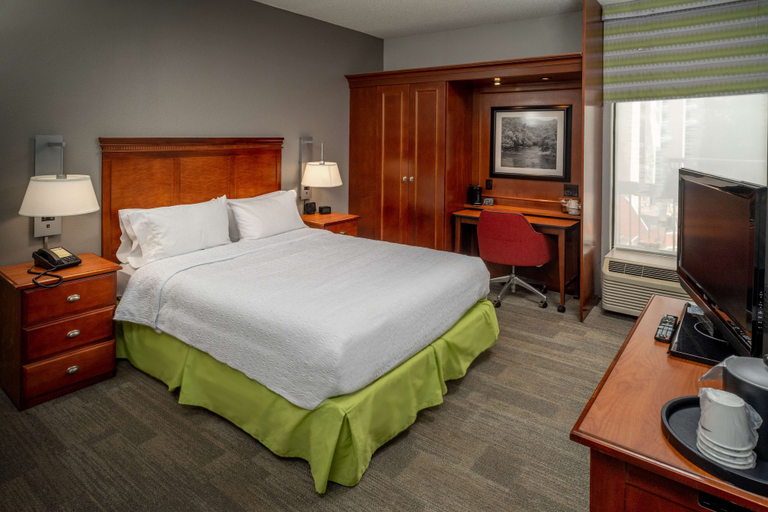 Bedroom 3, Hampton Inn Charleston-Downtown, Kanawha
