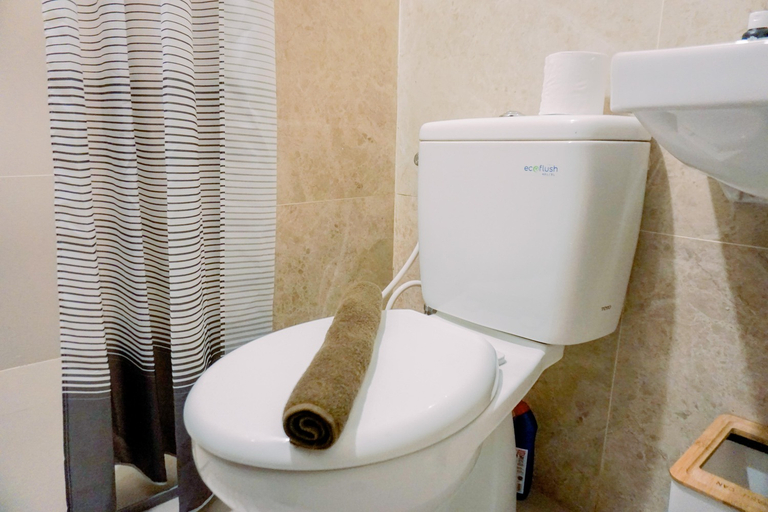 Bathroom 5, Stunning Studio Transpark Bintaro Apartment By Travelio, Tangerang Selatan