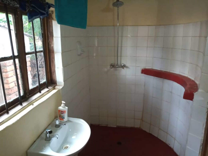 Bathroom 3, Impeccable 3-bed Cottage in Cape Maclear, Monkey Bay Urban