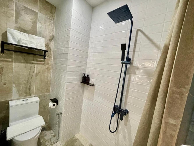 Bathroom 13