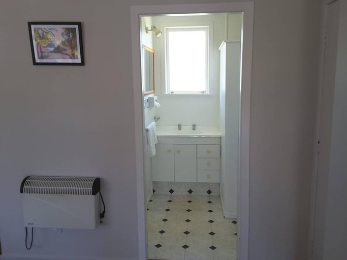 Bathroom 5, Palm Motel Waihi, Hauraki