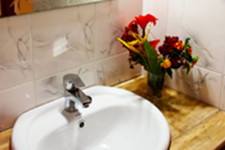 Bathroom, The Vijiji Center Lodge and Safari, Meru