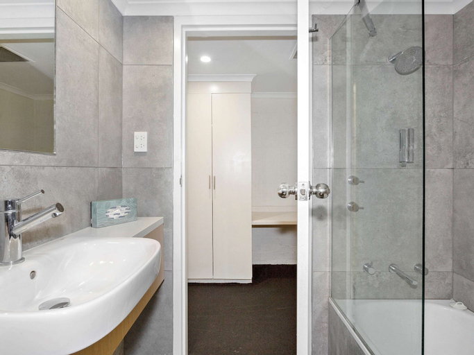 Bathroom 26
