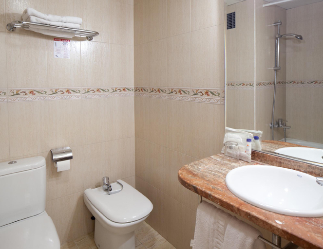 Bathroom, Hotel H TOP Palm Beach and SPA, Girona