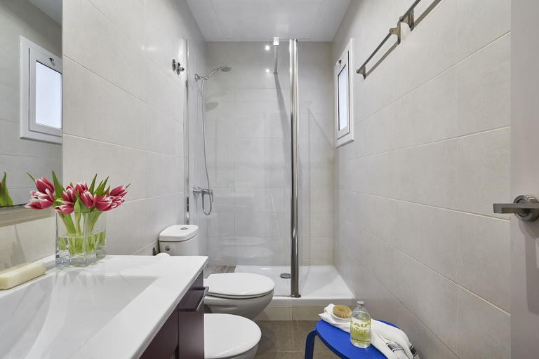 Bathroom 4, Lugaris Rambla - Apartments, Barcelona