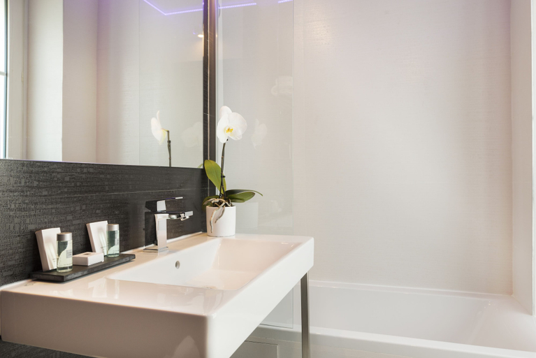 Bathroom 4, Le Bon Hôtel, Hauts-de-Seine