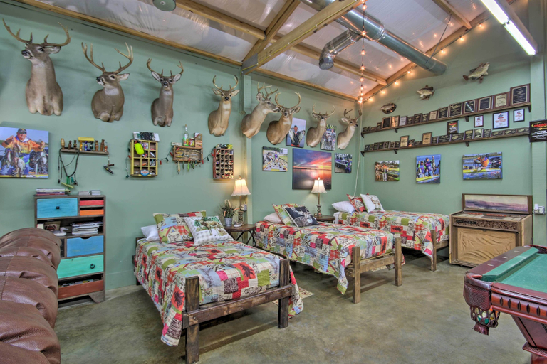 Others 5, Pool & Fire Pit! 'Outlaw Gameroom' in St Matthews, Calhoun