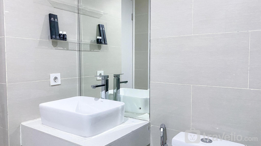 Bathroom 3, Comfort Stay 2BR at Daan Mogot City By Travelio, West Jakarta
