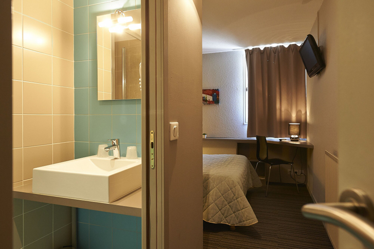 Bathroom 5, CIT’HOTEL LES ALIZES, Haute-Vienne