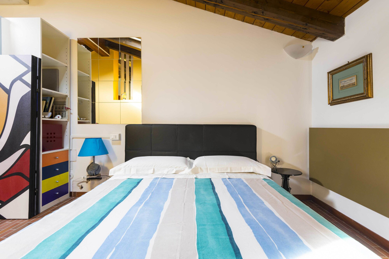 Bedroom 5, Wonderful, Quiet and Bright Apartment. In the Center Historian, Bologna