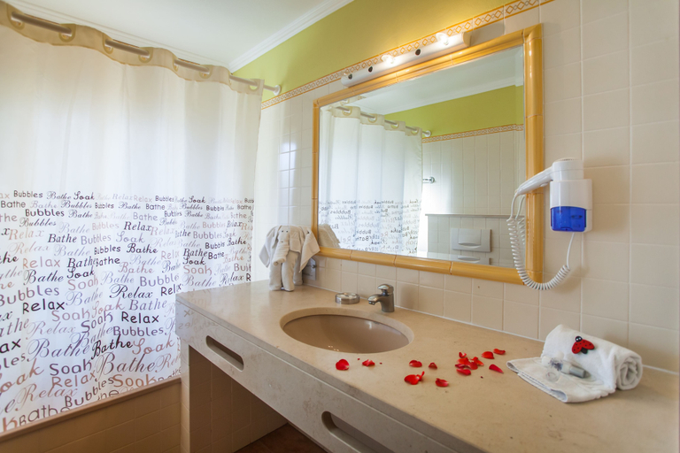 Bathroom 5, Montinho de Ouro, Lagos