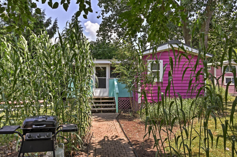 Exterior & Views 1, Cozy Middle Bass Cabin w/ Grill & Lagoon Access!, Ottawa
