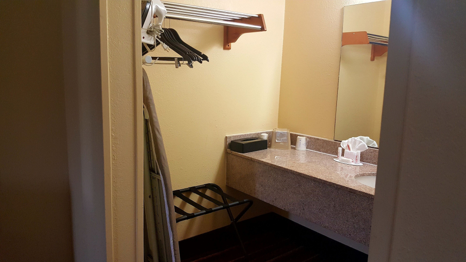 Bathroom 4, Super 8 by Wyndham Temple S. General Bruce, Bell