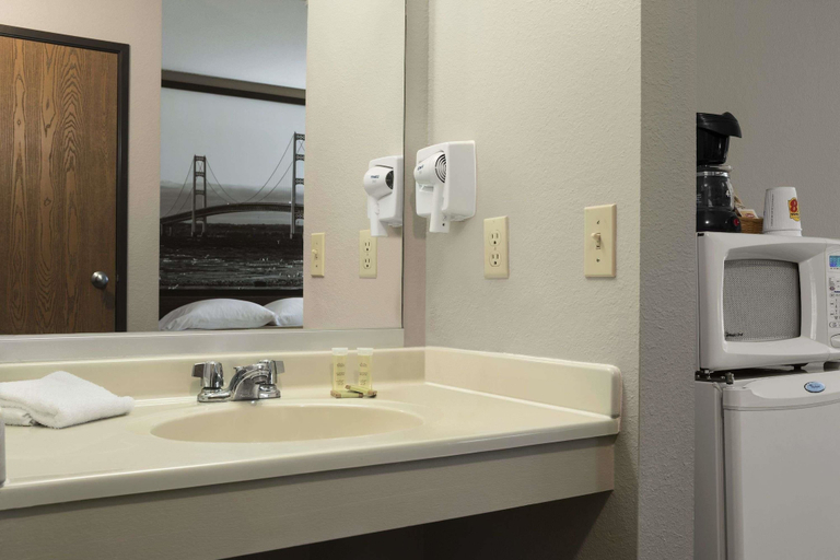 Bathroom 4, Super 8 by Wyndham Manistee, Manistee