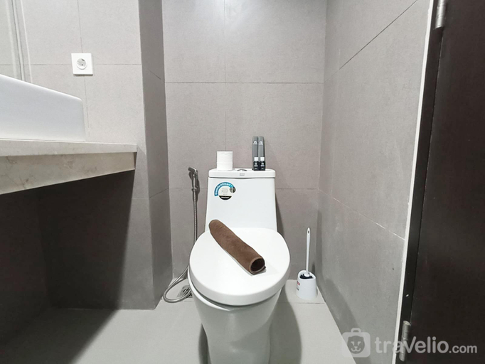 Bathroom, Comfort Living Studio Patraland Amarta By Travelio, Sleman