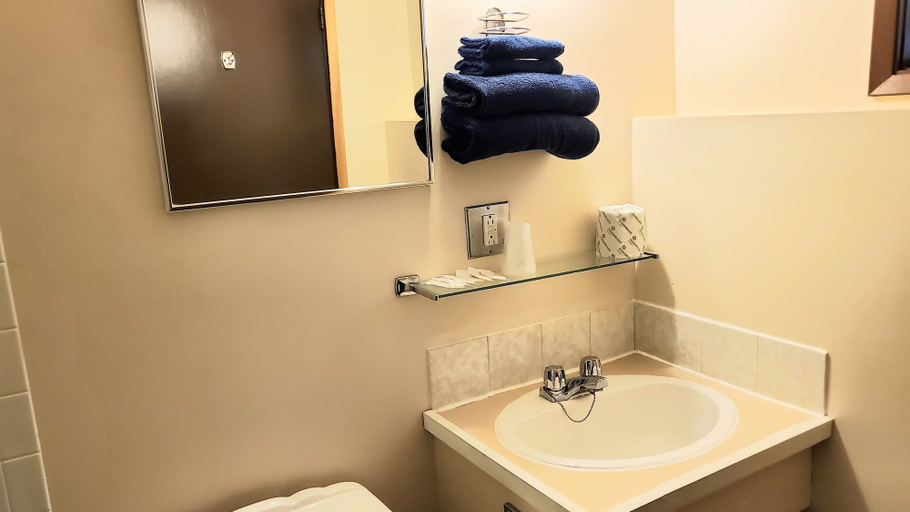 Bathroom 4, Sea Raven Motel, Skeena-Queen Charlotte