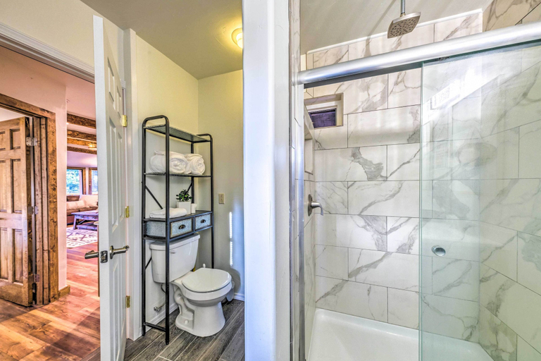 Bathroom, Bluebird Pines Cabin With Gas Fire Pit & View!, Lincoln