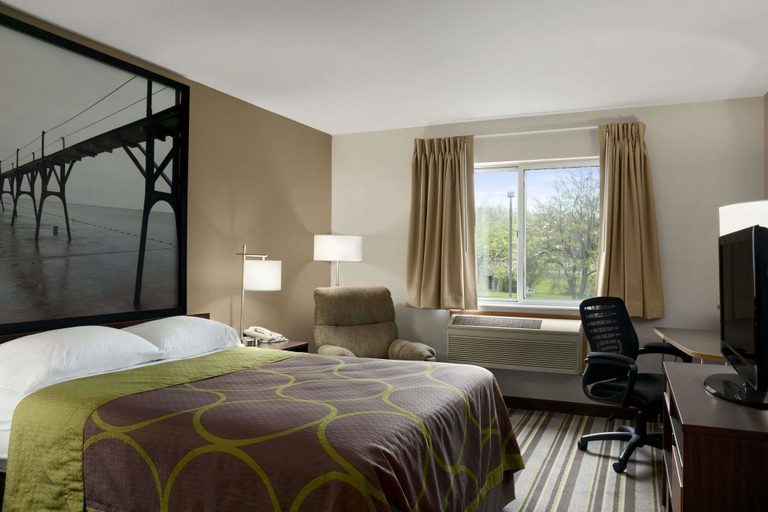 Bedroom 3, Super 8 by Wyndham Manistee, Manistee