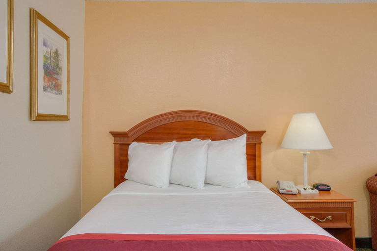 Bedroom 3, Days Inn by Wyndham Asheville West, Buncombe