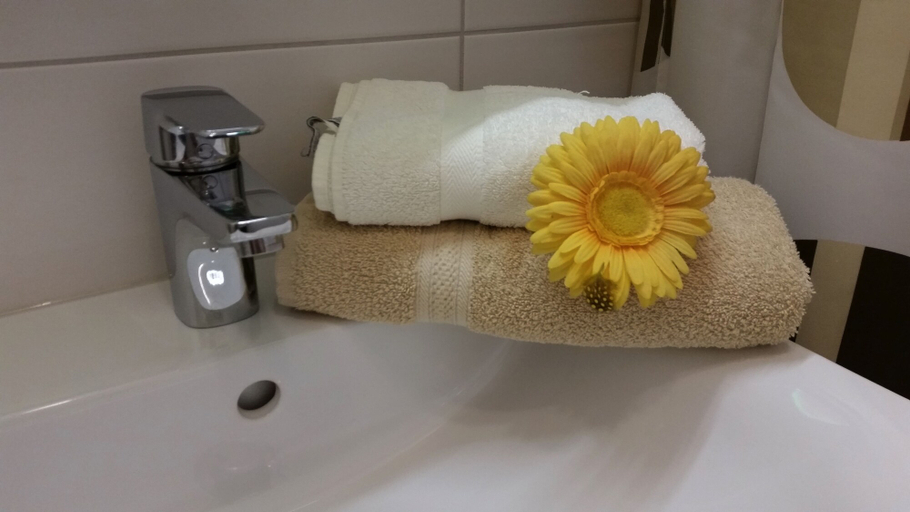 Bathroom 4, Hotel-Pension Haus Hubertus, Amberg-Sulzbach