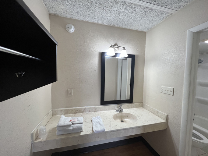 Bathroom 5, Knights Inn Ashland (Virginia), Hanover