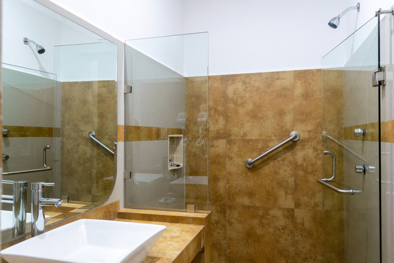Bathroom 3, Hotel 5 Inn Plus, León