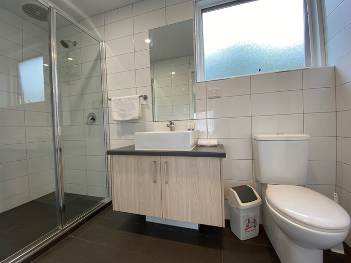 Bathroom 5, Kaloha Holiday Resort, Bass Coast  - Phillip Is.