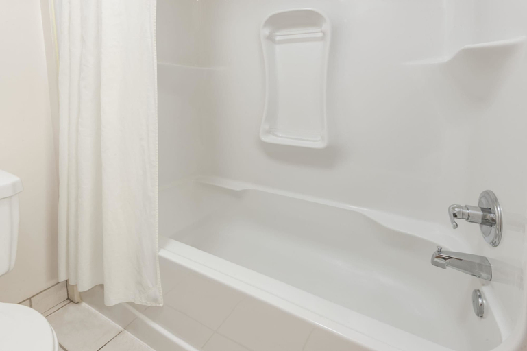 Bathroom 5, Super 8 by Wyndham Edmonton/West, Division No. 11