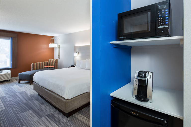 Bedroom 5, Holiday Inn Express CEDAR RAPIDS (COLLINS RD) by IHG, Linn