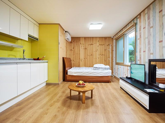 Bedroom 3, Yeosu Dolsan Healing Pension, Yeosu