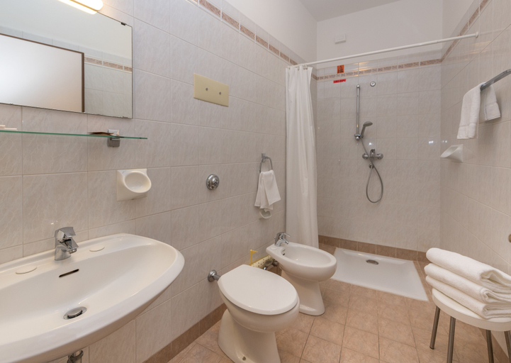 Bathroom 3, Hotel Casa del Pellegrino, Padua