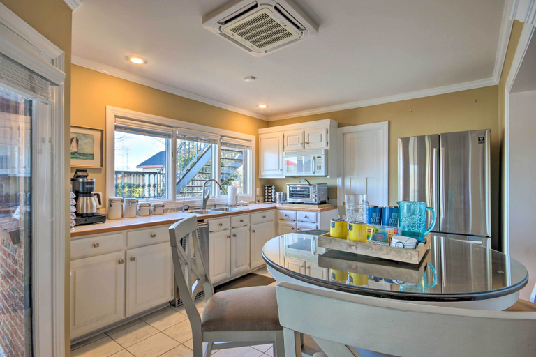 Food & Drinks, Luxe Lakefront Apartment w/ Shared Pool & Dock!, Lexington