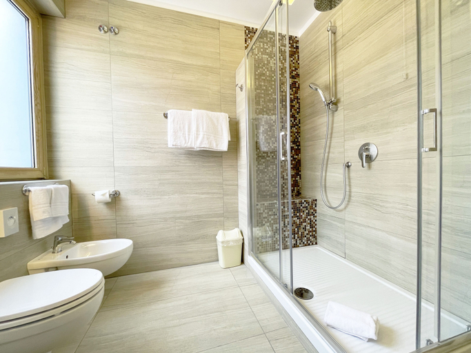 Bathroom 5, Hotel Central Wellness, Napoli