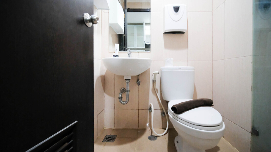 Bathroom 5, Homey Studio at Tamansari Papilio Apartment By Travelio, Surabaya
