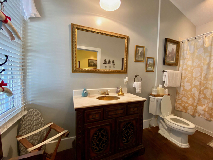 Bathroom 4, Penny Farthing Inn, Saint Johns